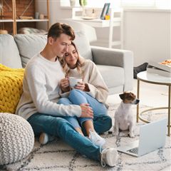 Retrato de Marina y Álex en casa